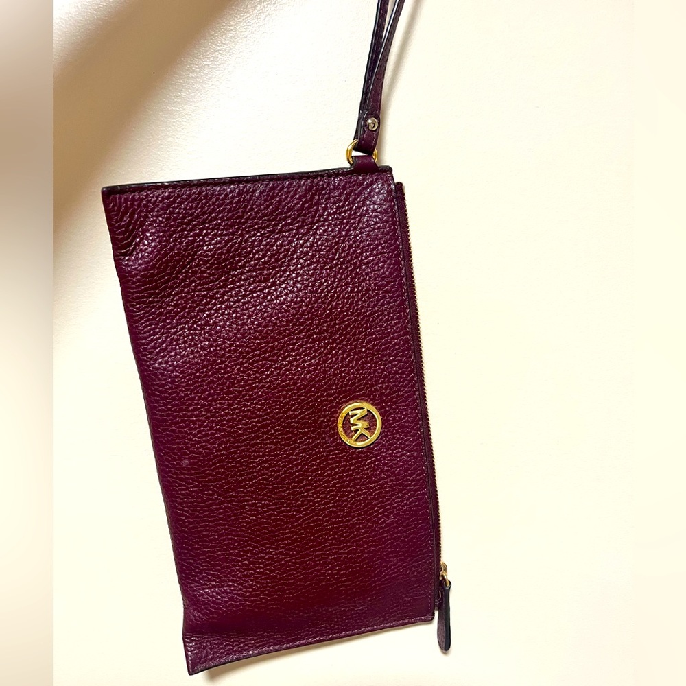 MICHAEL KORS wine color 
Leather Zip Pouch